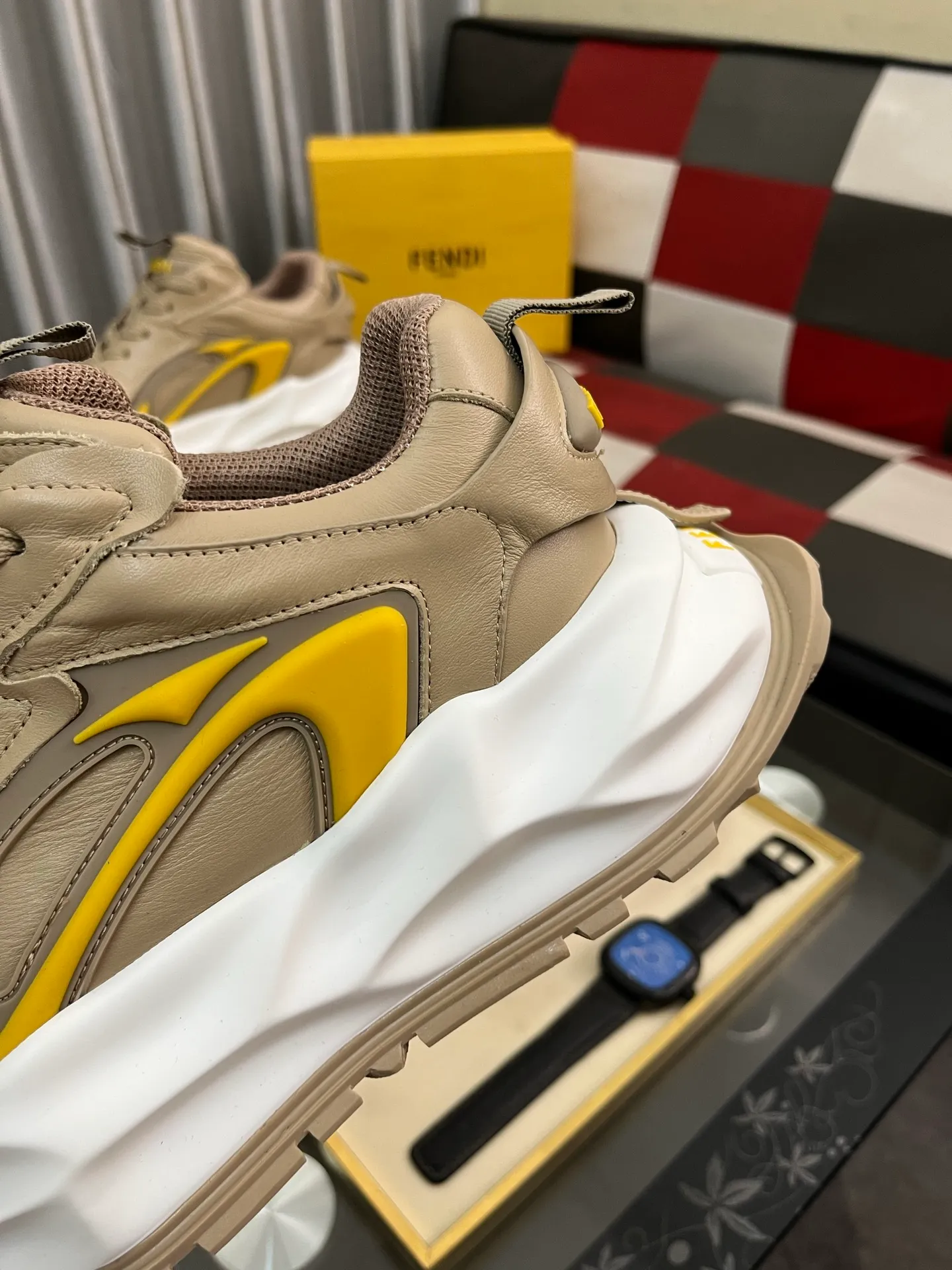 Men's Men's Shoes💰580⌚️⌚️[fendi] Fendi's classic and comfortable men's, this complex sneaker is made of soft calfskin➕genuine leather lining➕original ultra-light rubber material with rough outsole. This unique light style is suitable for the casual and refined sensibility of this season. It is comfortable and natural on the feet. It is an everyday style for casual travel in autumn and winter! 38-446️⃣colors available